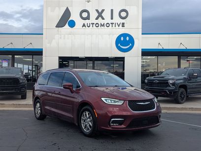 Used 2021 Chrysler Pacifica Touring w/ Uconnect Theater Family Group