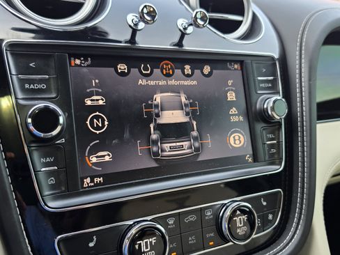 Used 2017 Bentley Bentayga AWD/4WD image 42