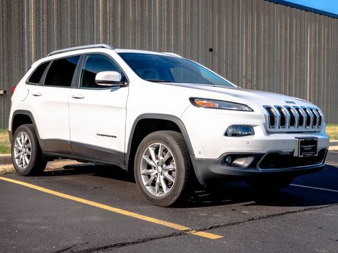 Used 2017 Jeep Cherokee Limited w/ Luxury Group AWD/4WD image 2