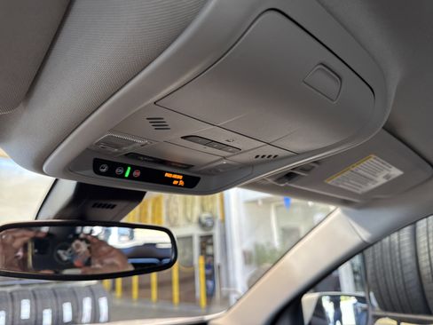 Used 2024 GMC Terrain SLT image 28