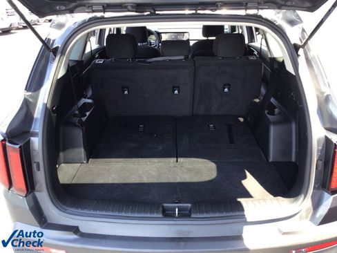 Used 2023 Kia Sorento LX image 19