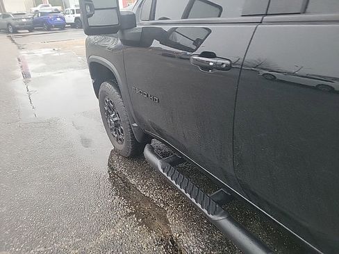 Used 2023 Chevrolet Silverado 2500 LT w/ Midnight Edition image 18