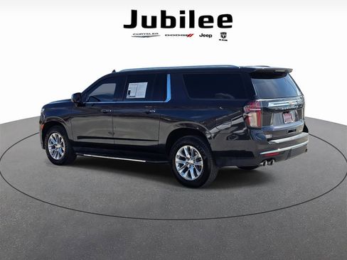 Used 2023 Chevrolet Suburban Premier image 4