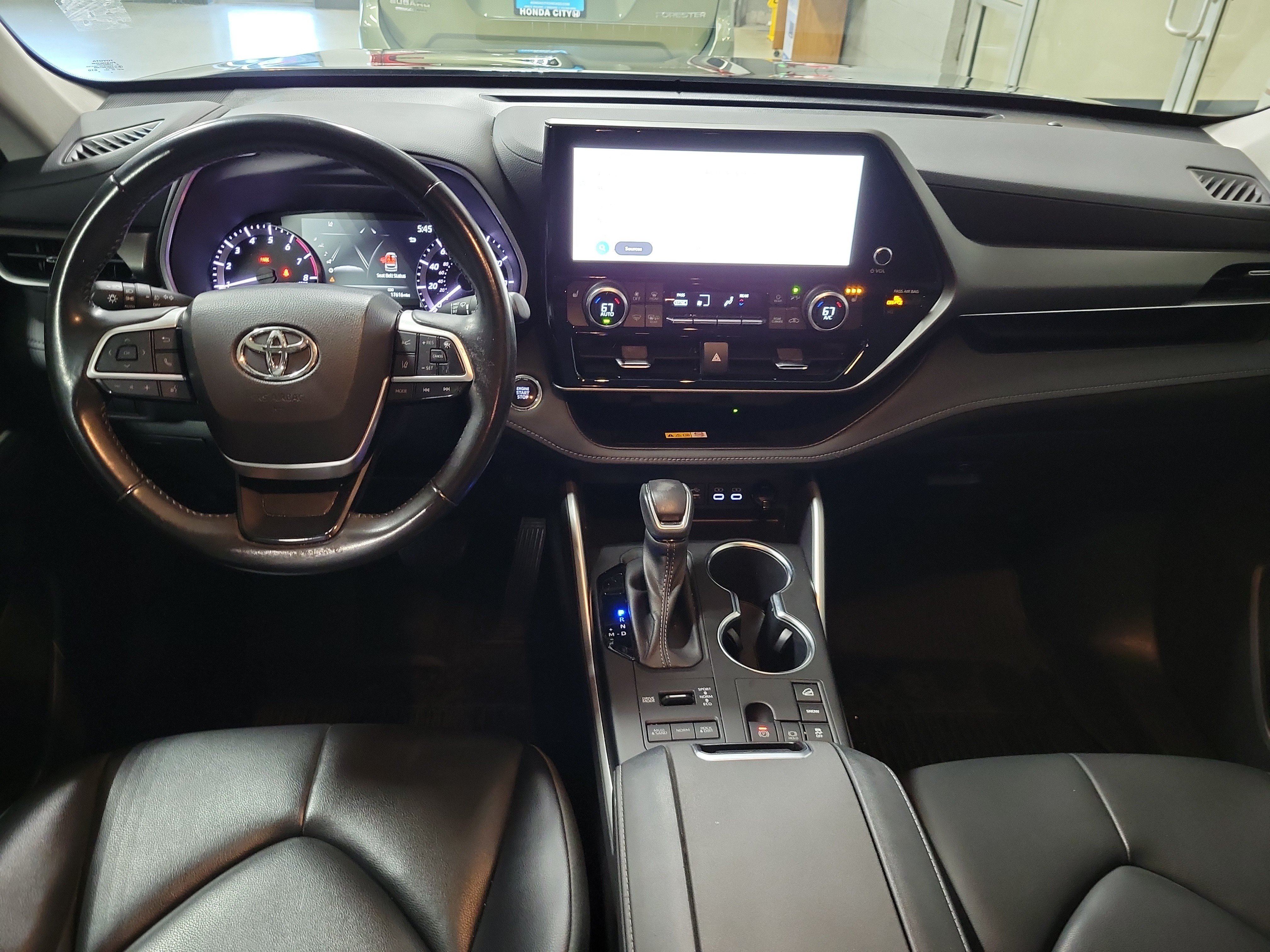 Used 2023 Toyota Highlander XLE AWD/4WD image 13