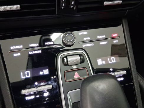 Used 2022 Porsche Cayenne S image 19