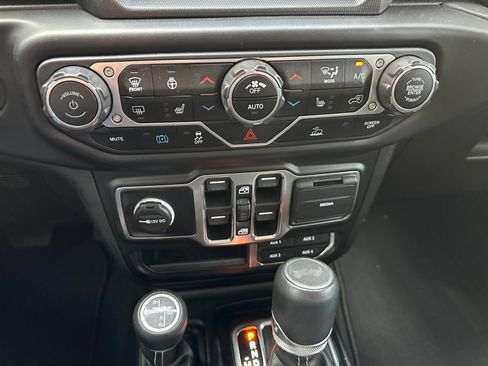 Used 2023 Jeep Wrangler Unlimited Sahara w/ Cold Weather Group AWD/4WD image 23