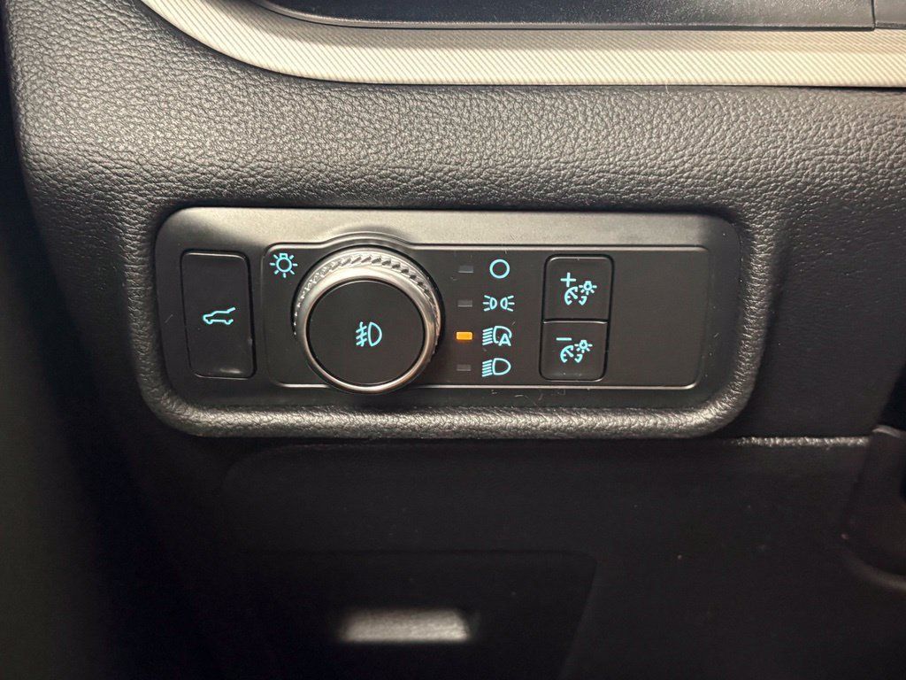 Used 2020 Ford Explorer XLT w/ Equipment Group 202A AWD/4WD image 39