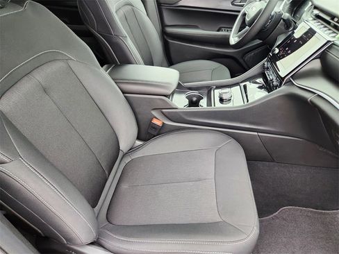 New 2025 Jeep Grand Cherokee Laredo w/ Luxury Tech Group I image 9