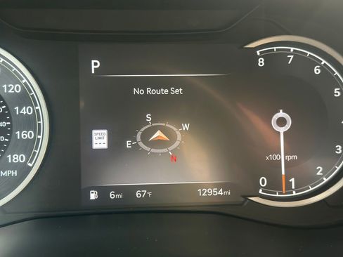 Used 2025 Genesis G70 2.5T image 5