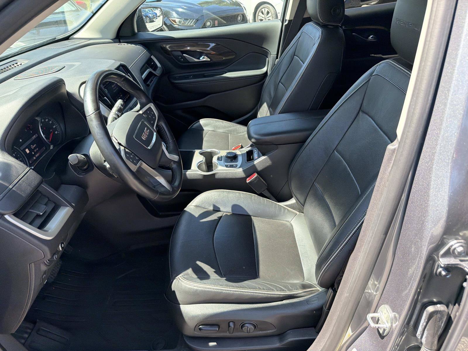 Used 2020 GMC Terrain Denali w/ Denali Premium Package FWD image 2