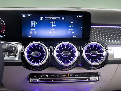 Used 2025 Mercedes-Benz GLB 250 image 21