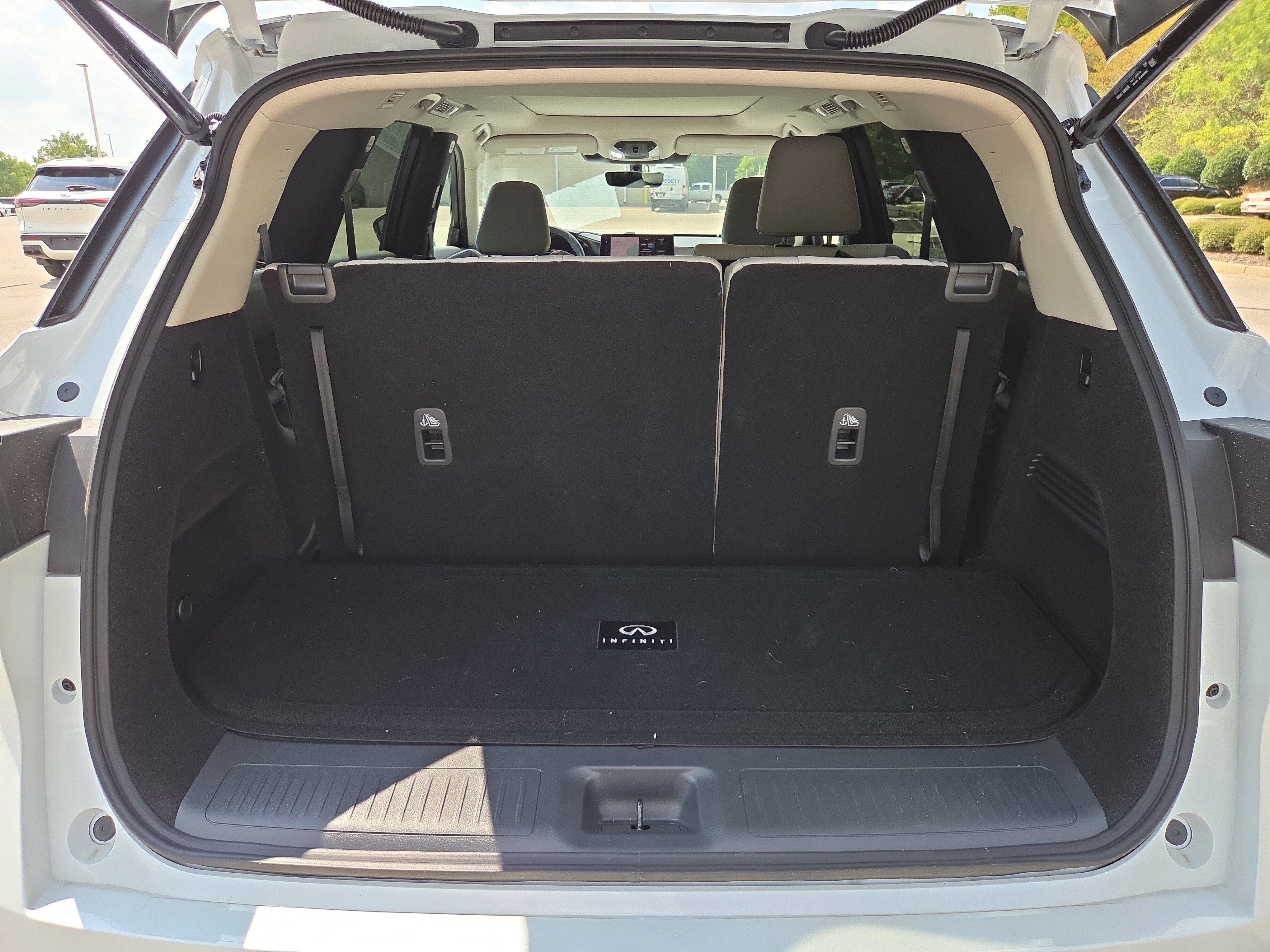 Used 2027 INFINITI QX60 Luxe w/ Cargo Package AWD/4WD image 10