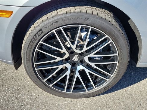 Certified 2025 Porsche Macan Turbo image 12