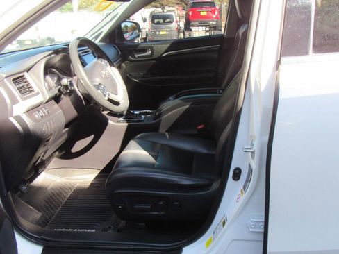Used 2019 Toyota Highlander SE FWD image 18
