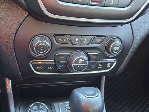 Certified 2021 Jeep Cherokee Trailhawk w/ Trailer Tow Group image 12