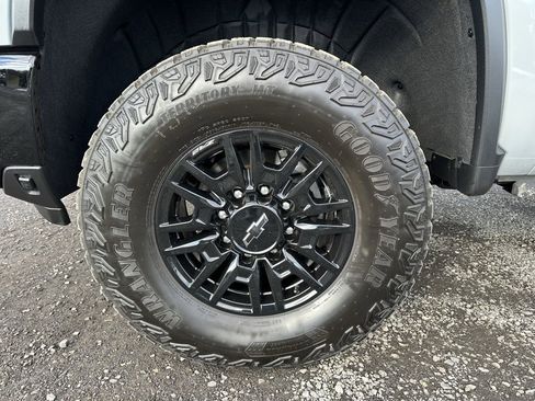 Used 2024 Chevrolet Silverado 2500 ZR2 w/ Technology Package image 12