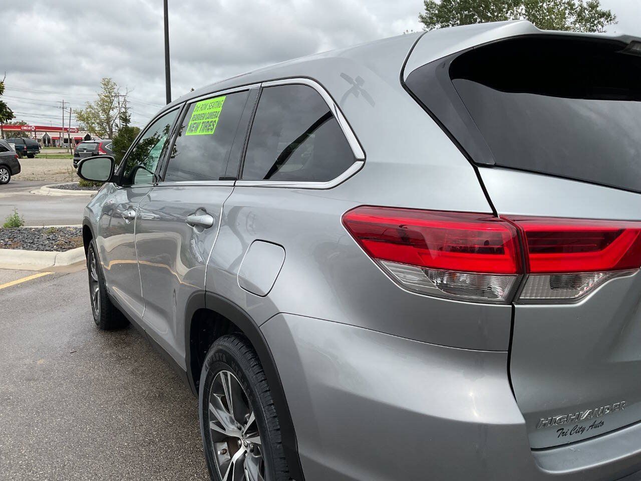 Used 2019 Toyota Highlander LE FWD image 5