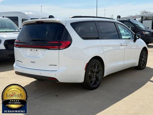 Used 2025 Chrysler Pacifica Limited FWD image 5