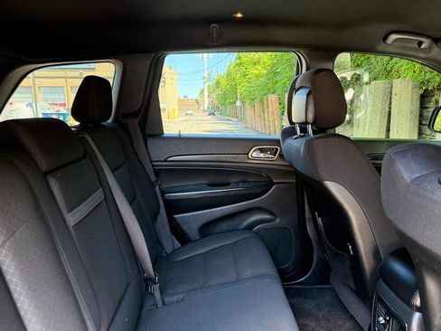 Used 2019 Jeep Grand Cherokee Laredo RWD image 21