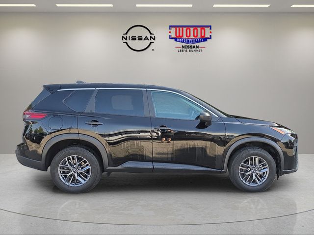 Used 2025 Nissan Rogue S AWD/4WD image 2