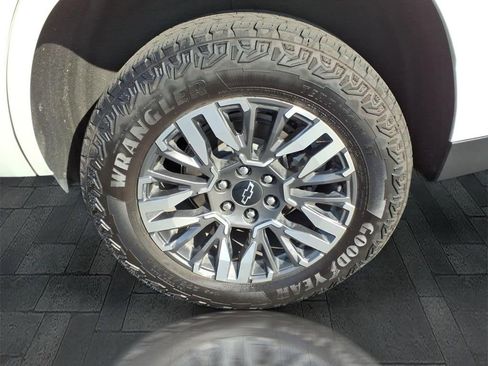 Used 2025 Chevrolet Tahoe Z71 w/ Comfort Package AWD/4WD image 11