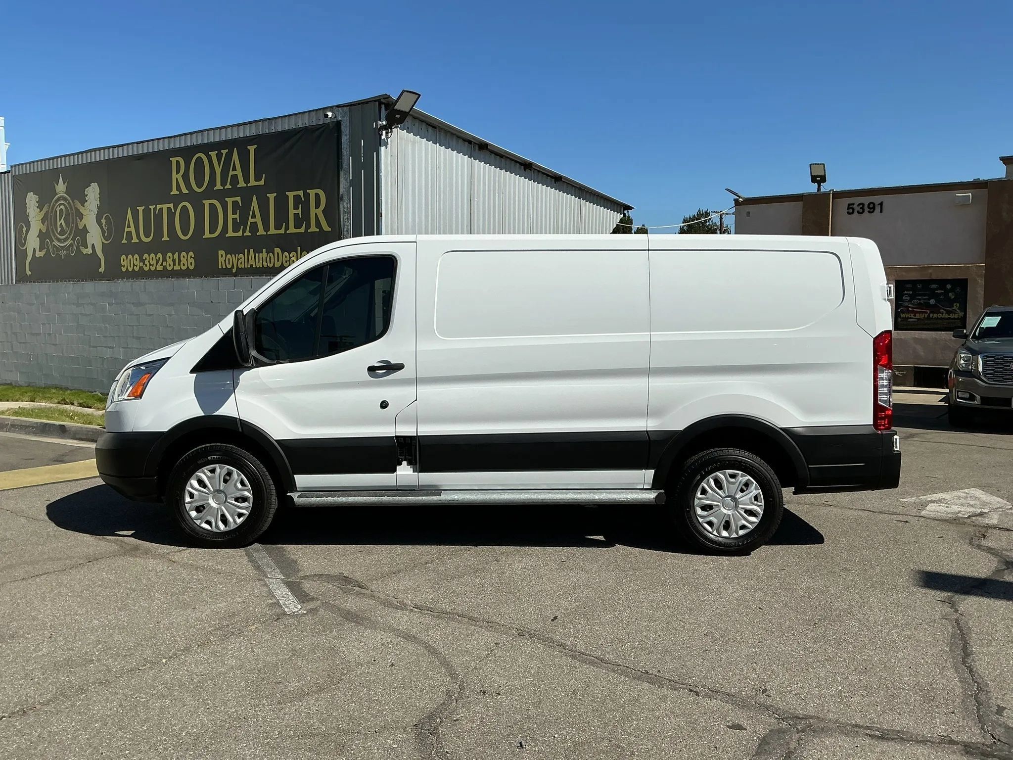 Used 2019 Ford Transit 250 130 Low Roof w/ Exterior Upgrade Package RWD image 8