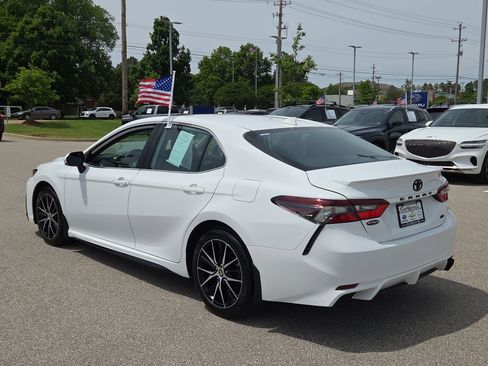 Used 2024 Toyota Camry SE w/ Convenience Package FWD image 5