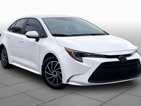 Used 2025 Toyota Corolla LE image 3