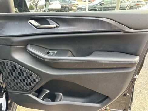 Used 2024 Jeep Grand Cherokee L Altitude image 8