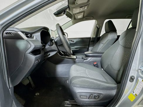 Used 2025 Toyota RAV4 XLE FWD image 18