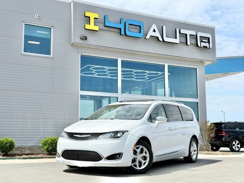 Used 2020 Chrysler Pacifica Limited image 1