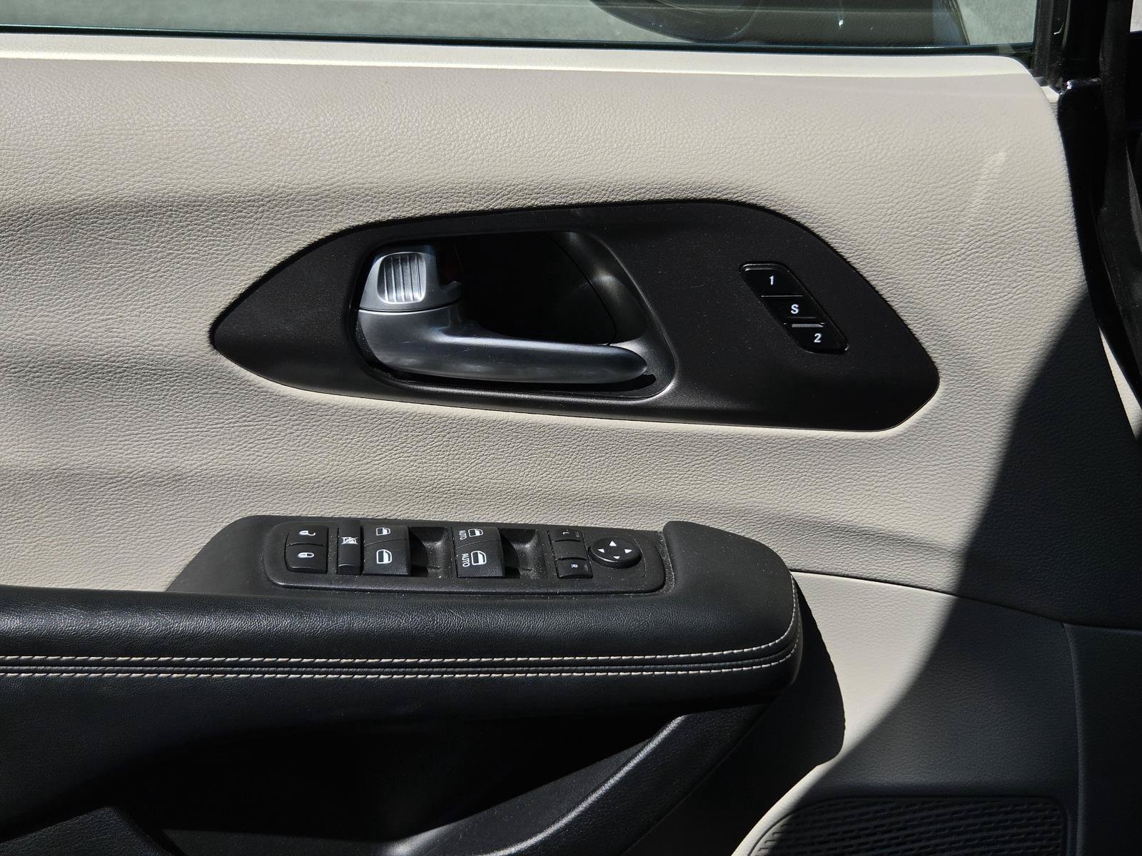 Used 2024 Chrysler Pacifica Touring-L FWD image 28