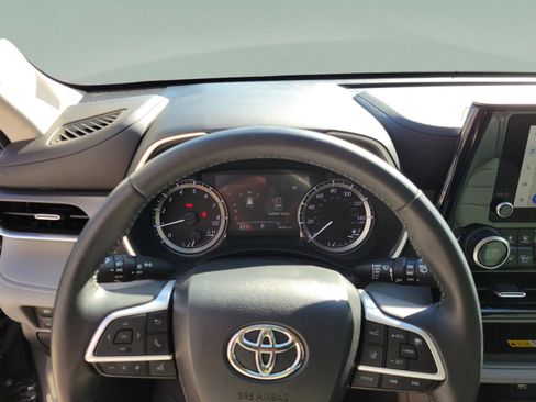 Used 2023 Toyota Highlander XLE FWD image 15