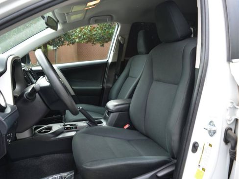 Used 2016 Toyota RAV4 LE FWD image 10