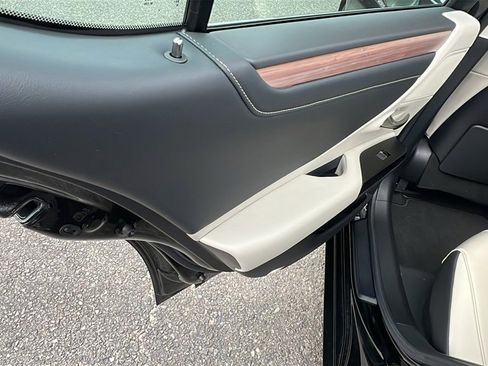 Used 2025 Lexus ES 300h w/ Luxury Package image 21