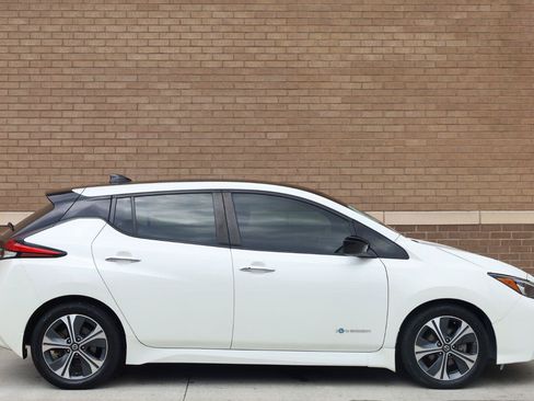 Used 2018 Nissan Leaf SV w/ SV Technology Package FWD image 3