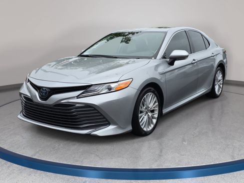 Used 2020 Toyota Camry XLE w/ Sunroof Package FWD image 1