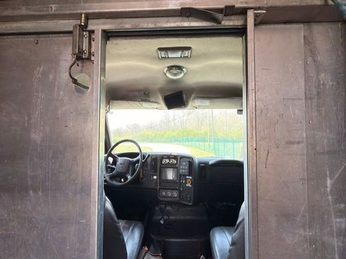 Used 2009 GMC TopKick C4500 2WD Regular Cab image 11