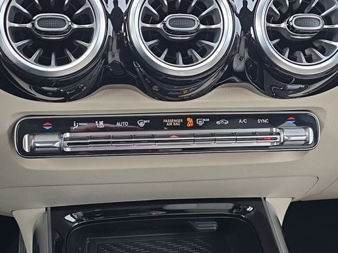 Used 2025 Mercedes-Benz GLB 250 4MATIC image 17