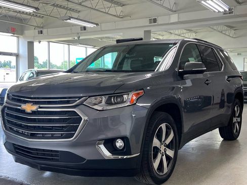 Used 2021 Chevrolet Traverse LT w/ LT Premium Package image 2