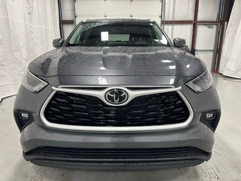 Used 2025 Toyota Highlander XLE image 2