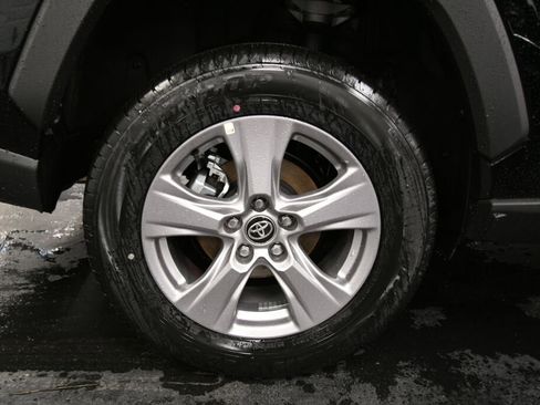 Used 2025 Toyota RAV4 XLE image 32