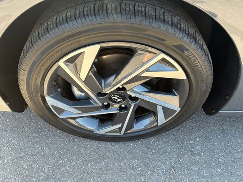 Used 2025 Hyundai Elantra SEL FWD image 31