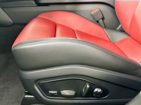 Used 2025 Porsche Taycan image 20