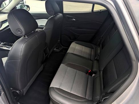 Used 2025 Chevrolet Trax LT FWD image 11