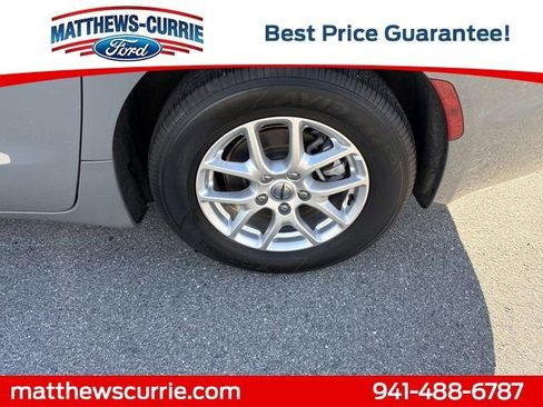 Used 2025 Chrysler Pacifica Select image 15