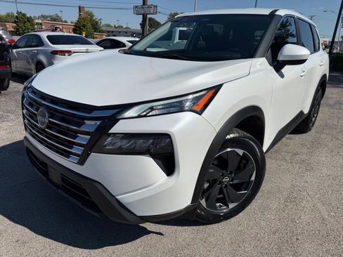 Used 2024 Nissan Rogue SV image 2