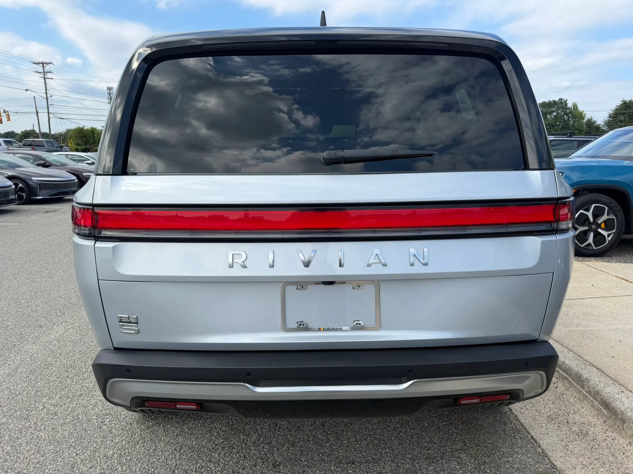 Used 2025 Rivian R1S Adventure Dual AWD/4WD image 4