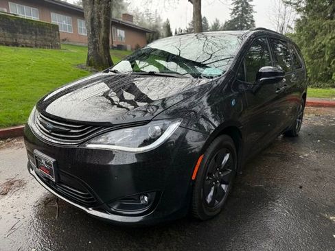 Used 2019 Chrysler Pacifica Limited w/ Advanced Safetytec Group image 1