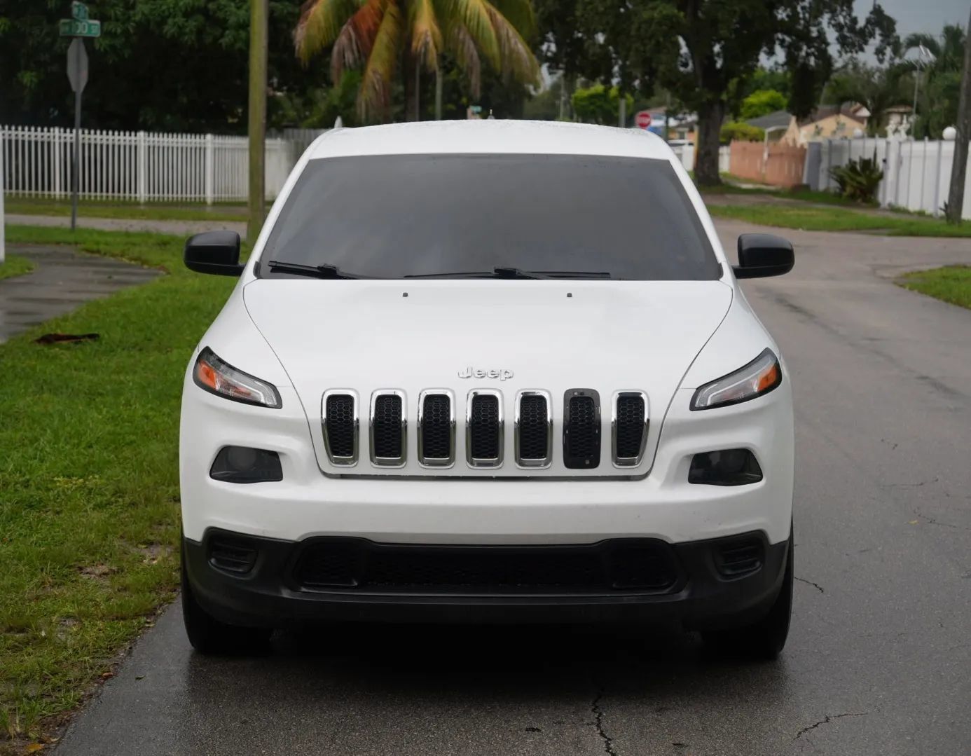 Used 2017 Jeep Cherokee Sport AWD/4WD image 4